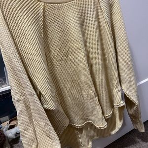 Small light yellow waffle sweater oversized